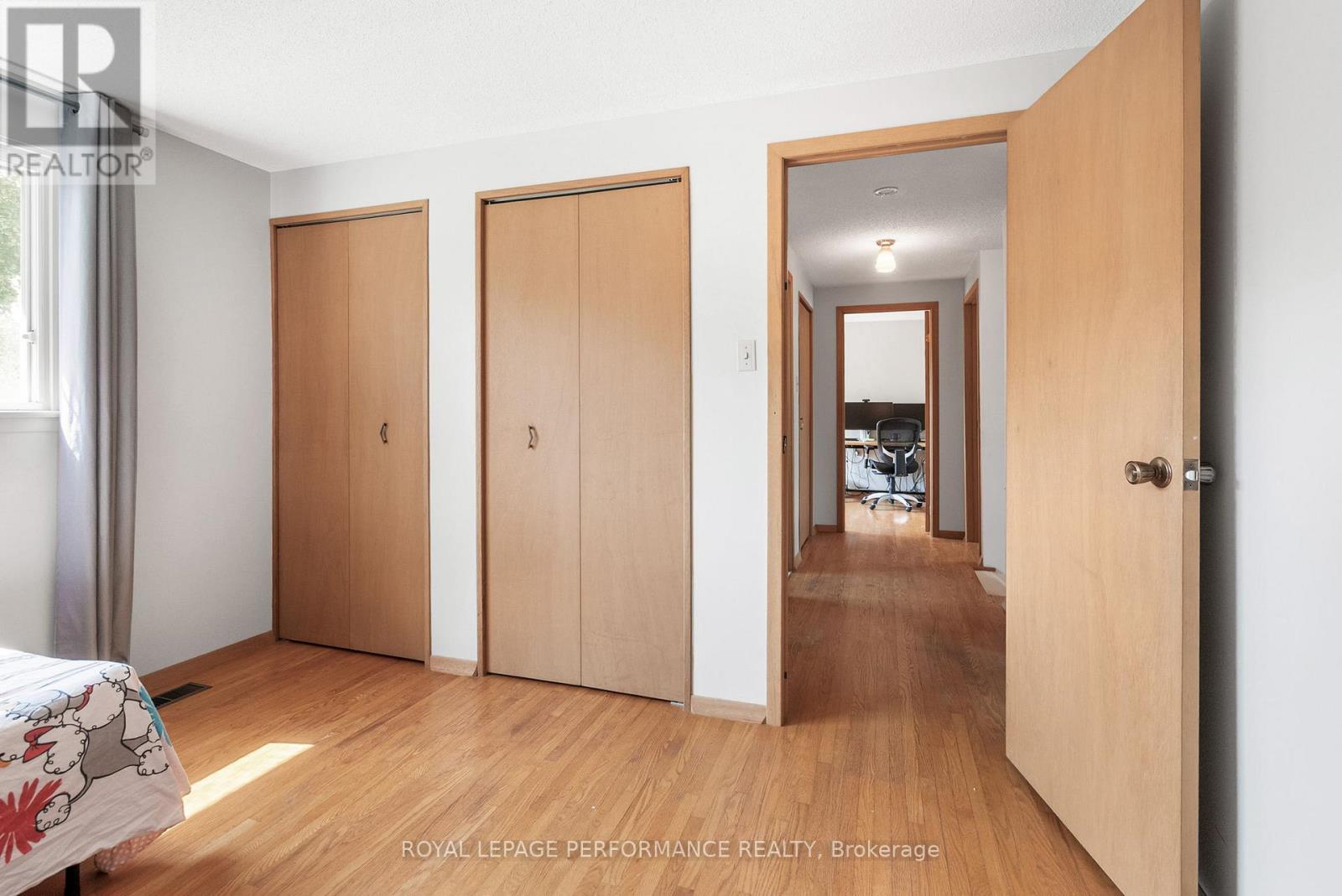 Photo 11 of 33 Woodview Crescent, Ottawa ON