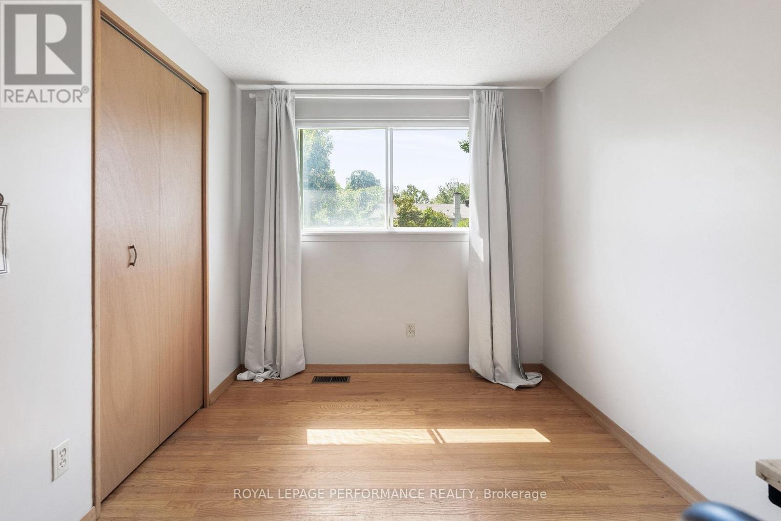 Photo 32 of 33 Woodview Crescent, Ottawa ON