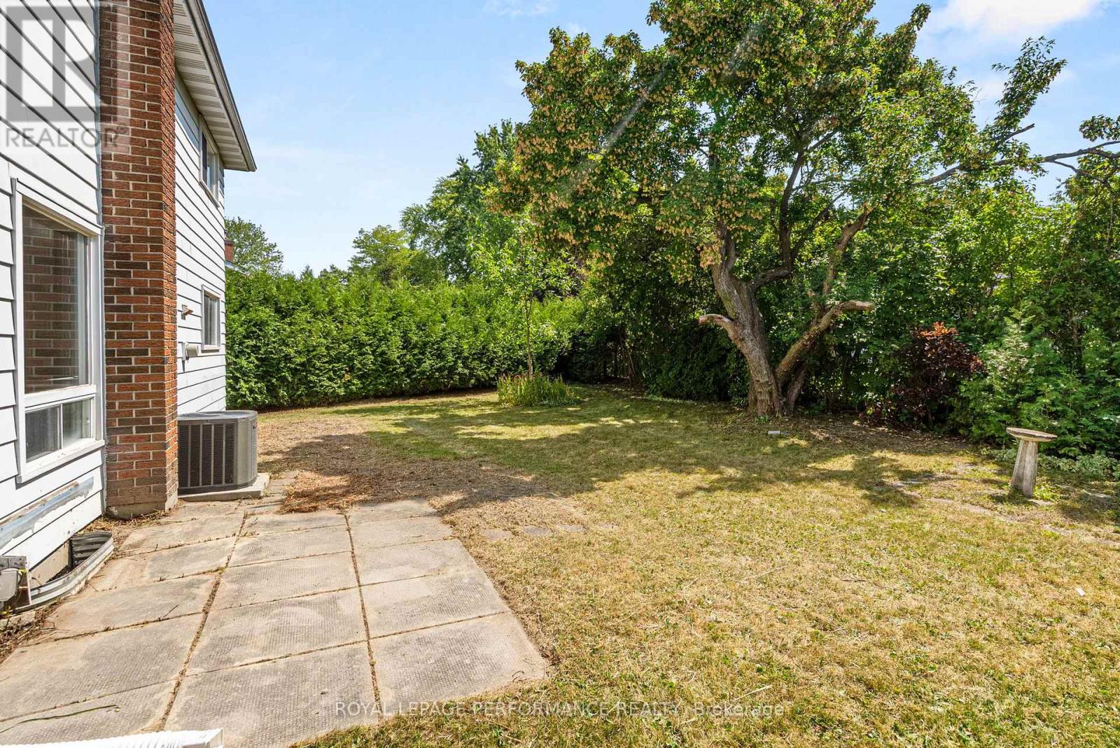 Photo 9 of 33 Woodview Crescent, Ottawa ON