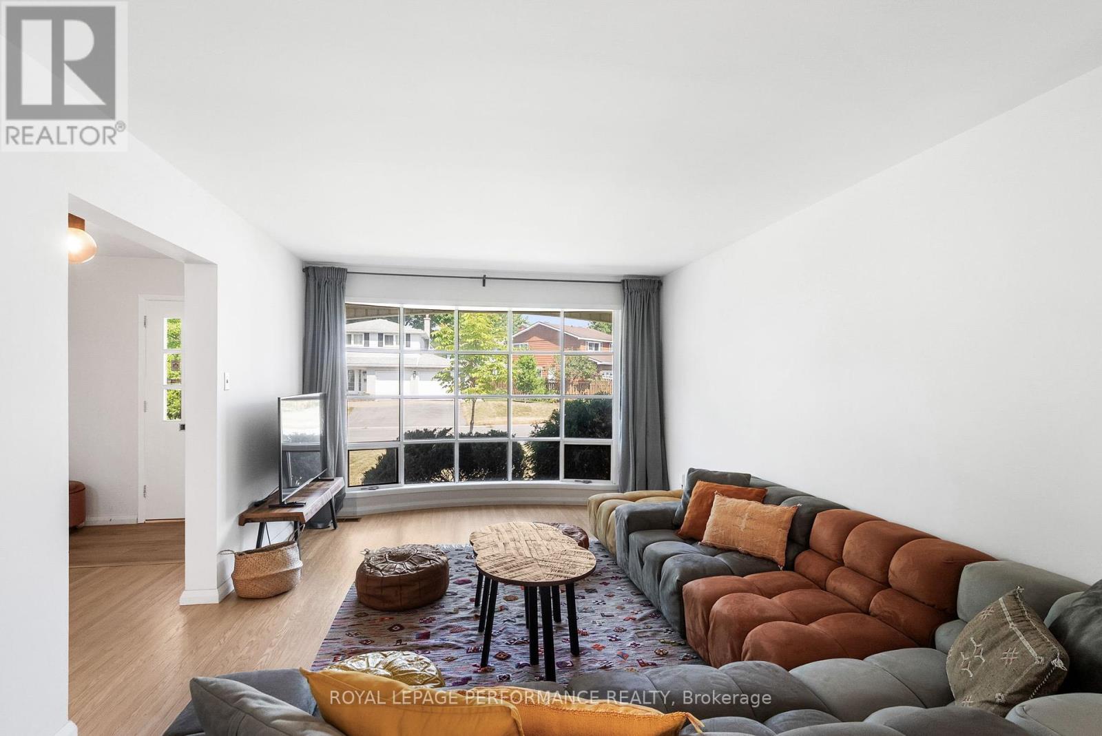 Photo 6 of 33 Woodview Crescent, Ottawa ON