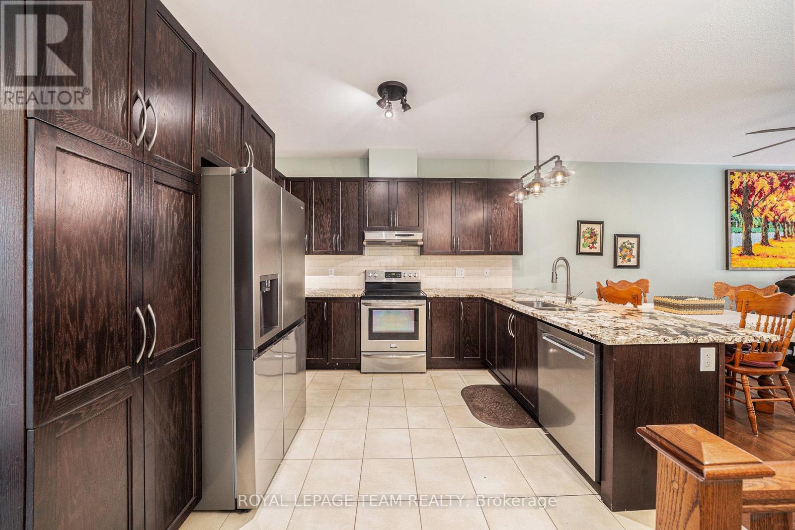 Photo 3 of 129 Tradewinds Crescent, North Grenville ON
