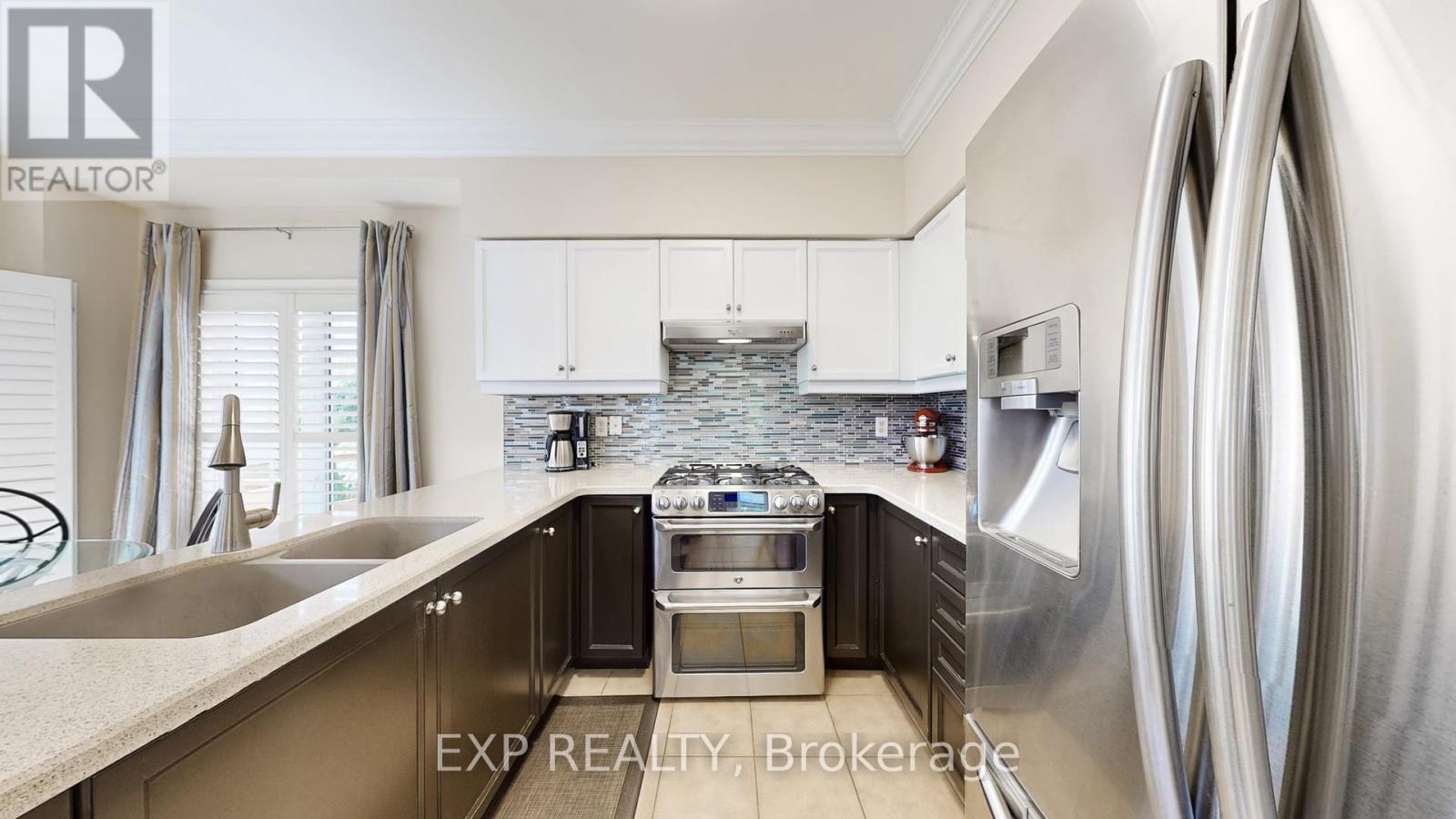 Photo 10 of 802 Walsh Court, Newmarket ON