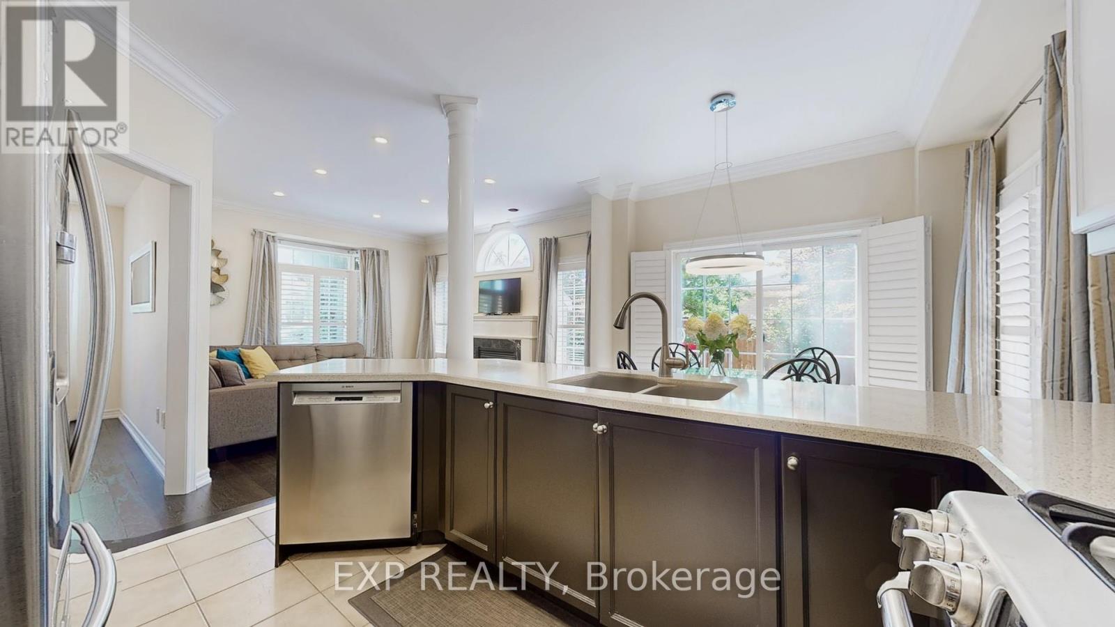 Photo 11 of 802 Walsh Court, Newmarket ON