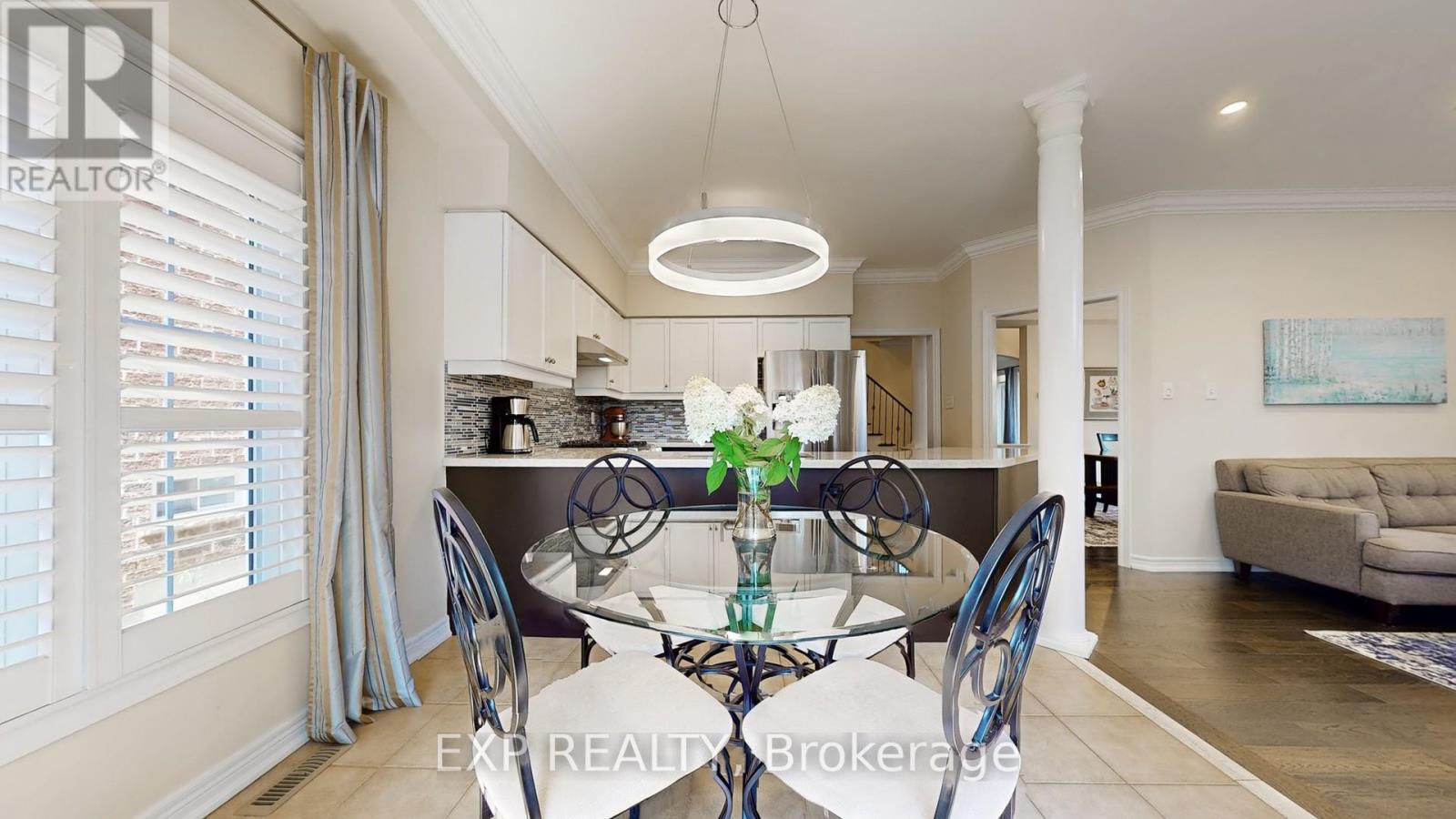 Photo 12 of 802 Walsh Court, Newmarket ON