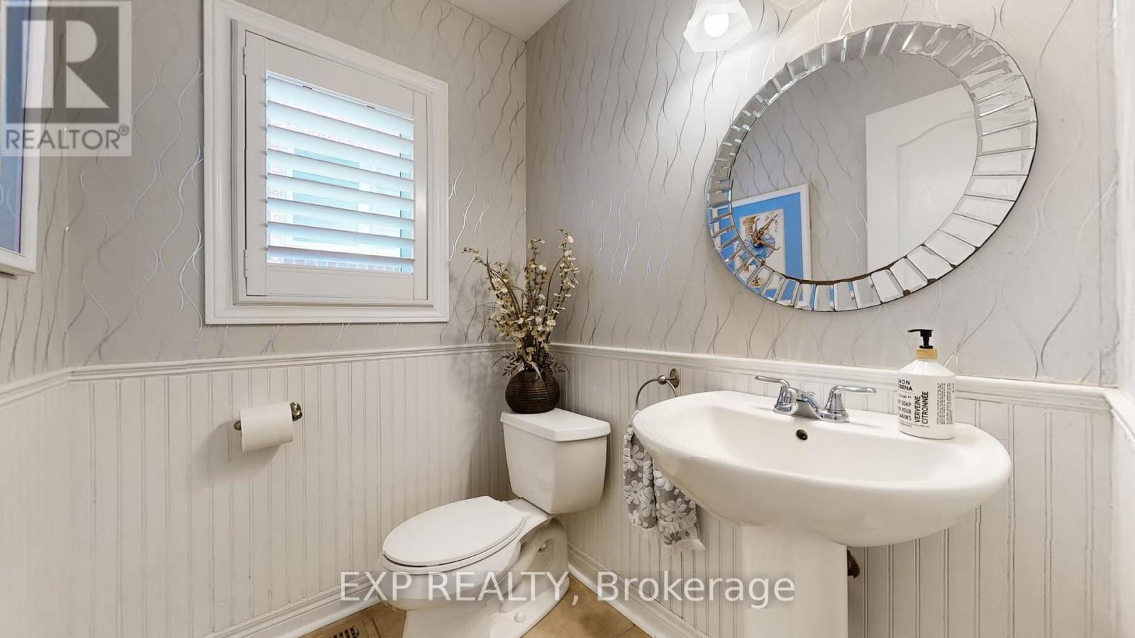 Photo 15 of 802 Walsh Court, Newmarket ON