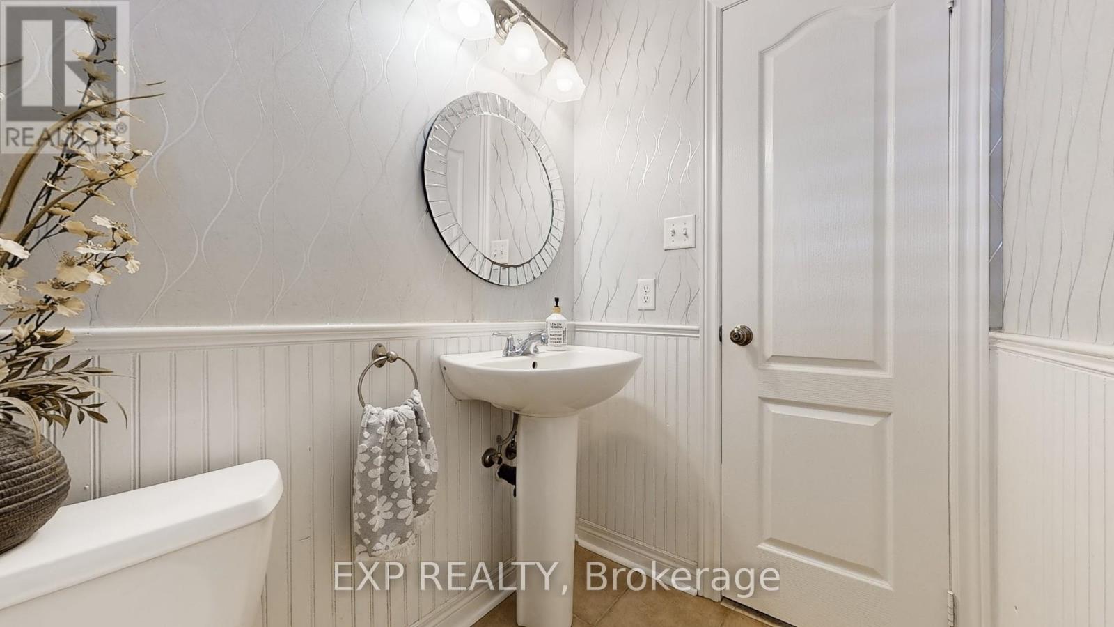 Photo 16 of 802 Walsh Court, Newmarket ON