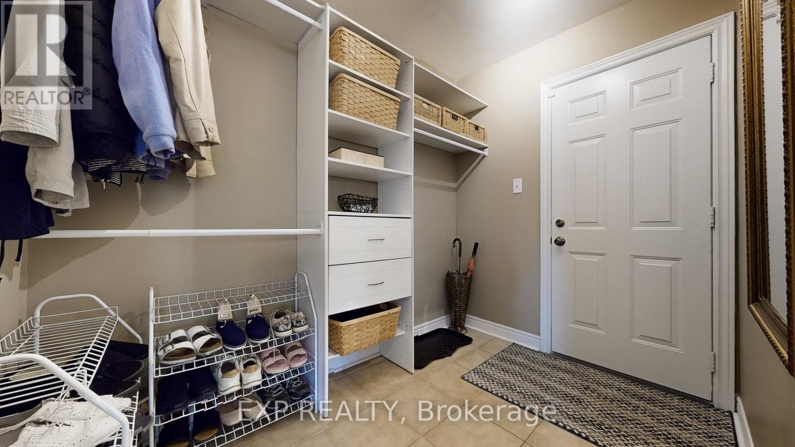 Photo 17 of 802 Walsh Court, Newmarket ON