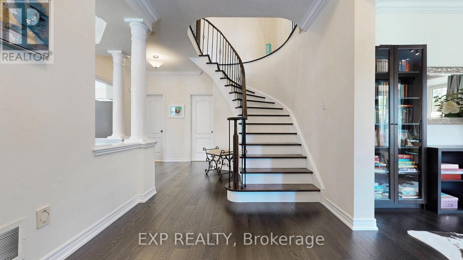 Photo 18 of 802 Walsh Court, Newmarket ON
