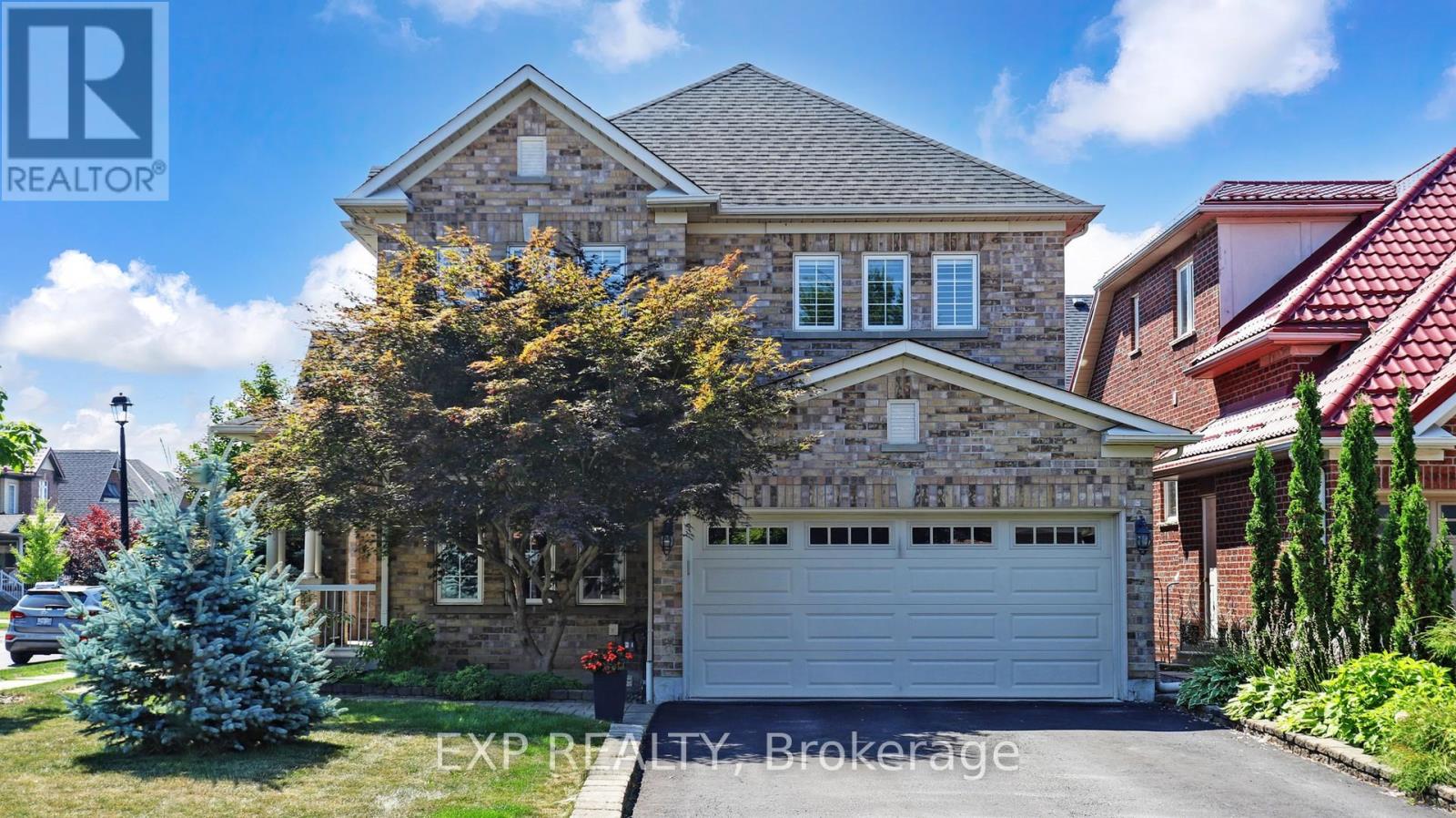 Photo 2 of 802 Walsh Court, Newmarket ON