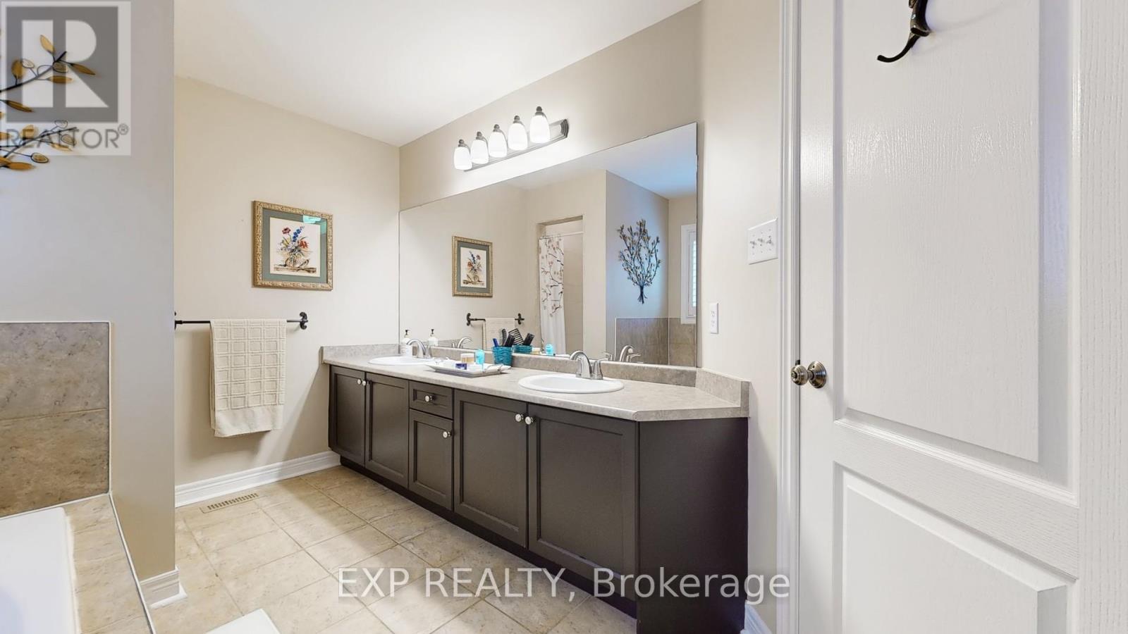 Photo 22 of 802 Walsh Court, Newmarket ON
