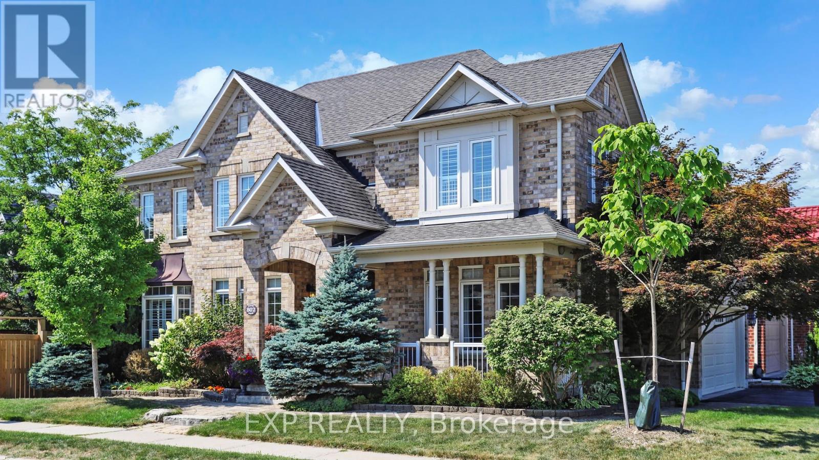 Photo 3 of 802 Walsh Court, Newmarket ON