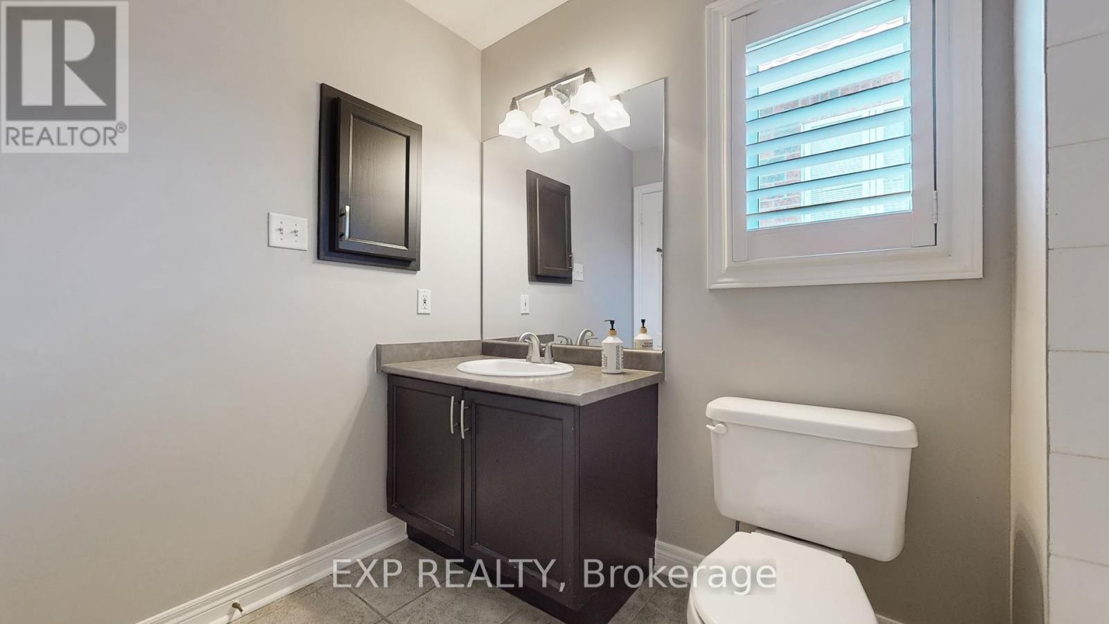 Photo 32 of 802 Walsh Court, Newmarket ON