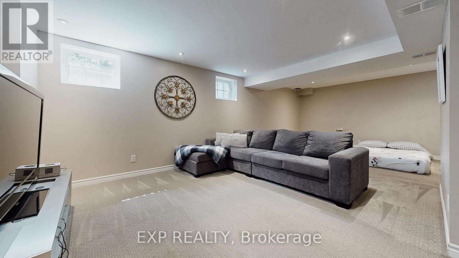 Photo 33 of 802 Walsh Court, Newmarket ON