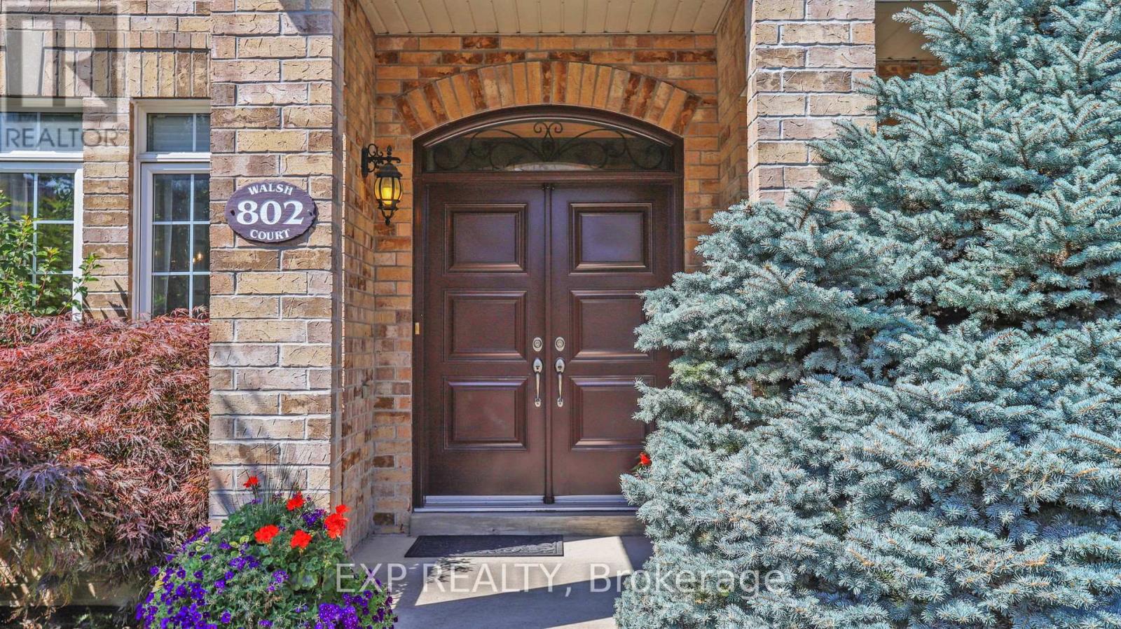Photo 4 of 802 Walsh Court, Newmarket ON