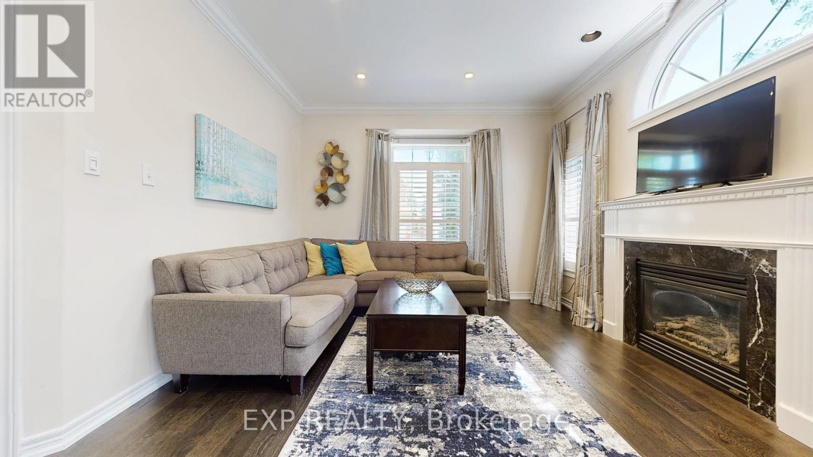 Photo 5 of 802 Walsh Court, Newmarket ON