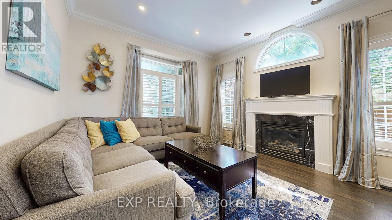 Photo 6 of 802 Walsh Court, Newmarket ON