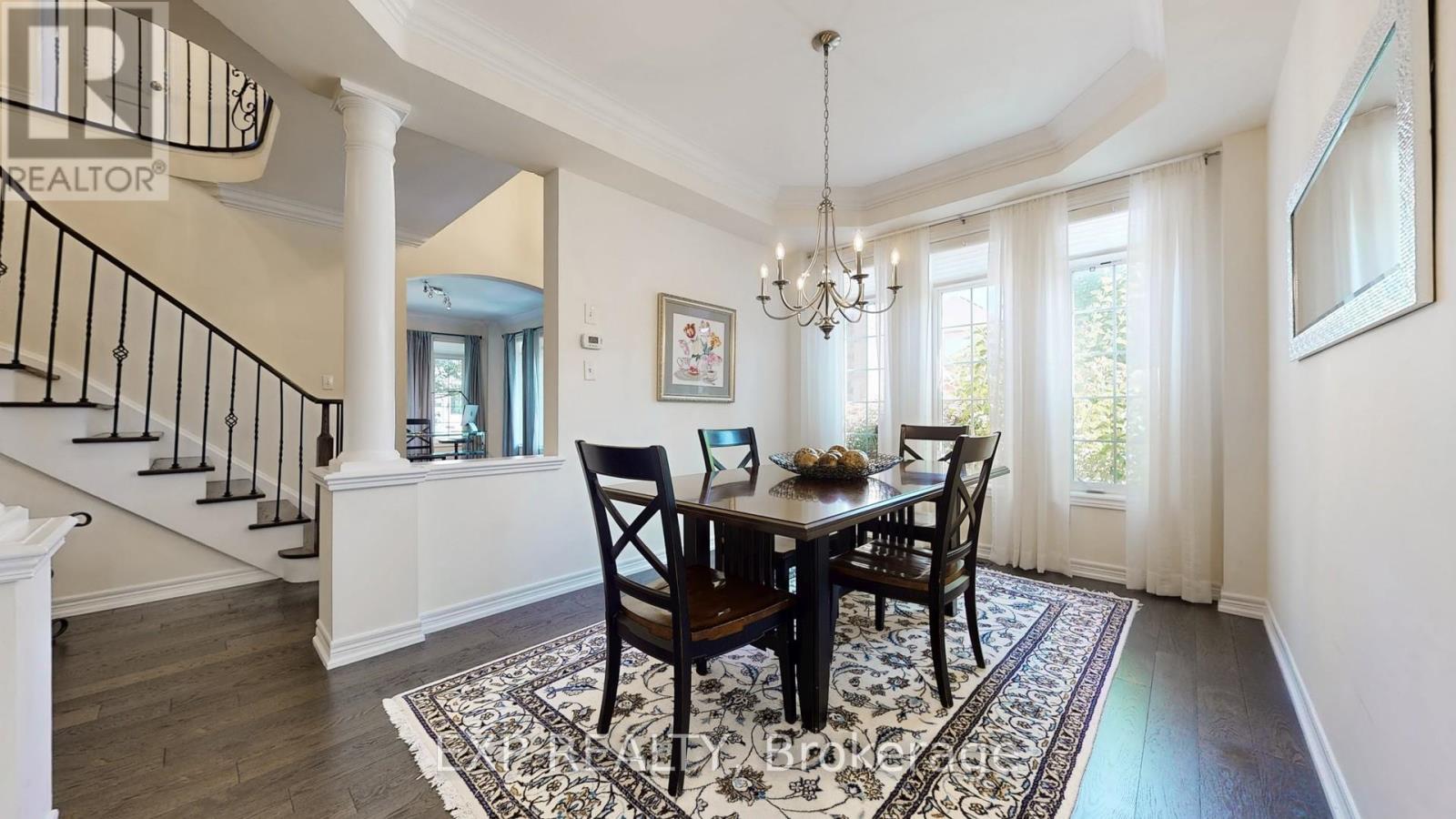 Photo 8 of 802 Walsh Court, Newmarket ON