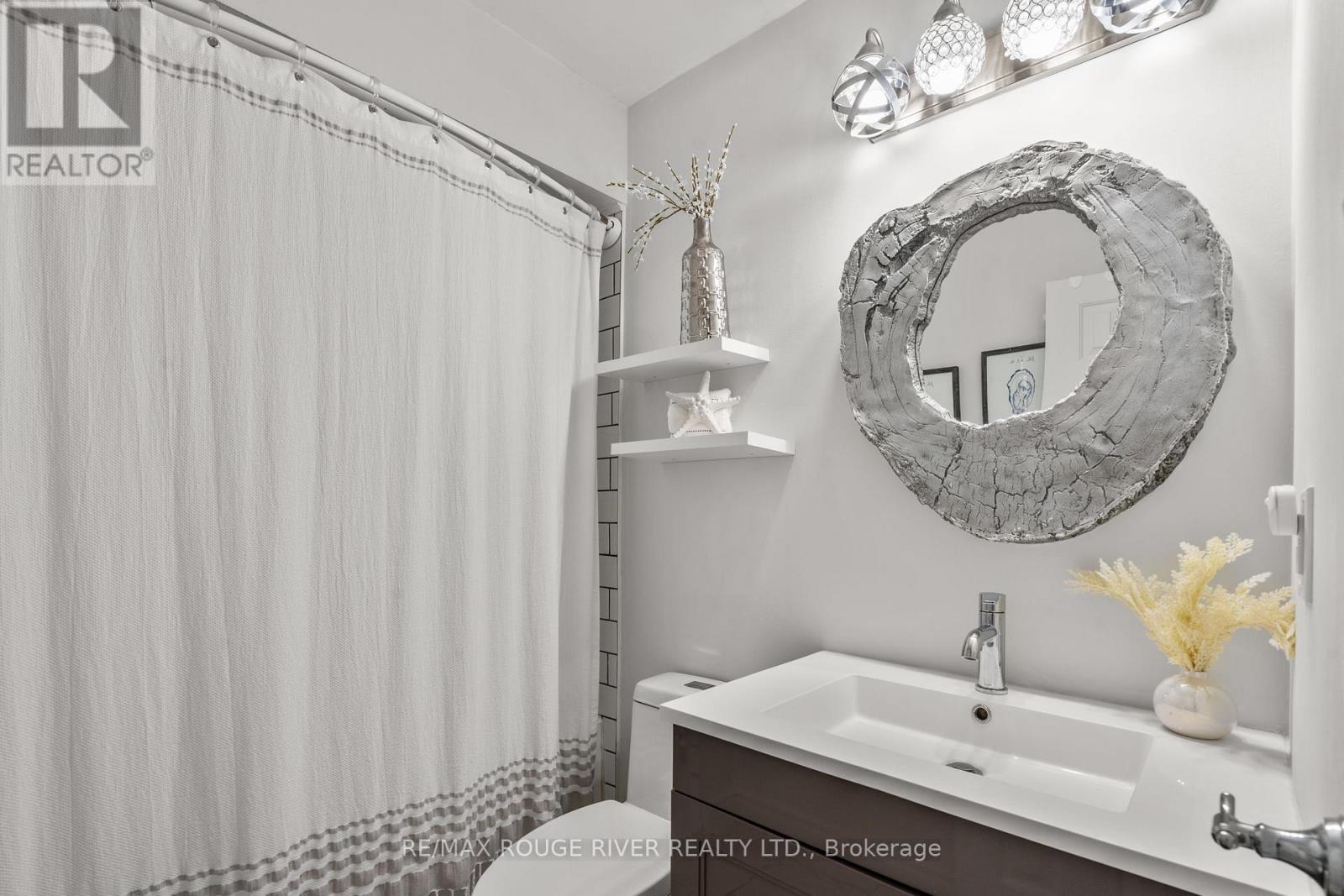 Photo 23 of 41 Peachtree Crescent, Clarington ON