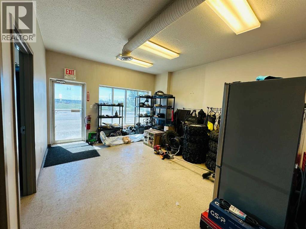 Photo 5 of 14 10322 74 Avenue, Clairmont AB