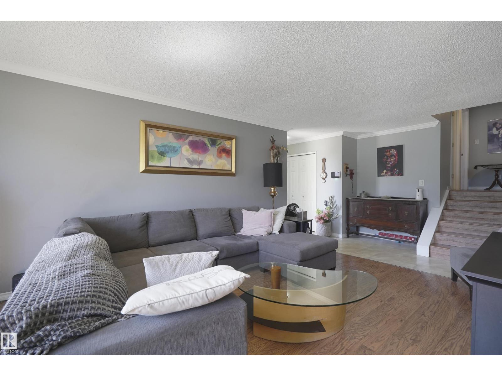 Photo 10 of 18522 99 A Av Nw, Edmonton AB
