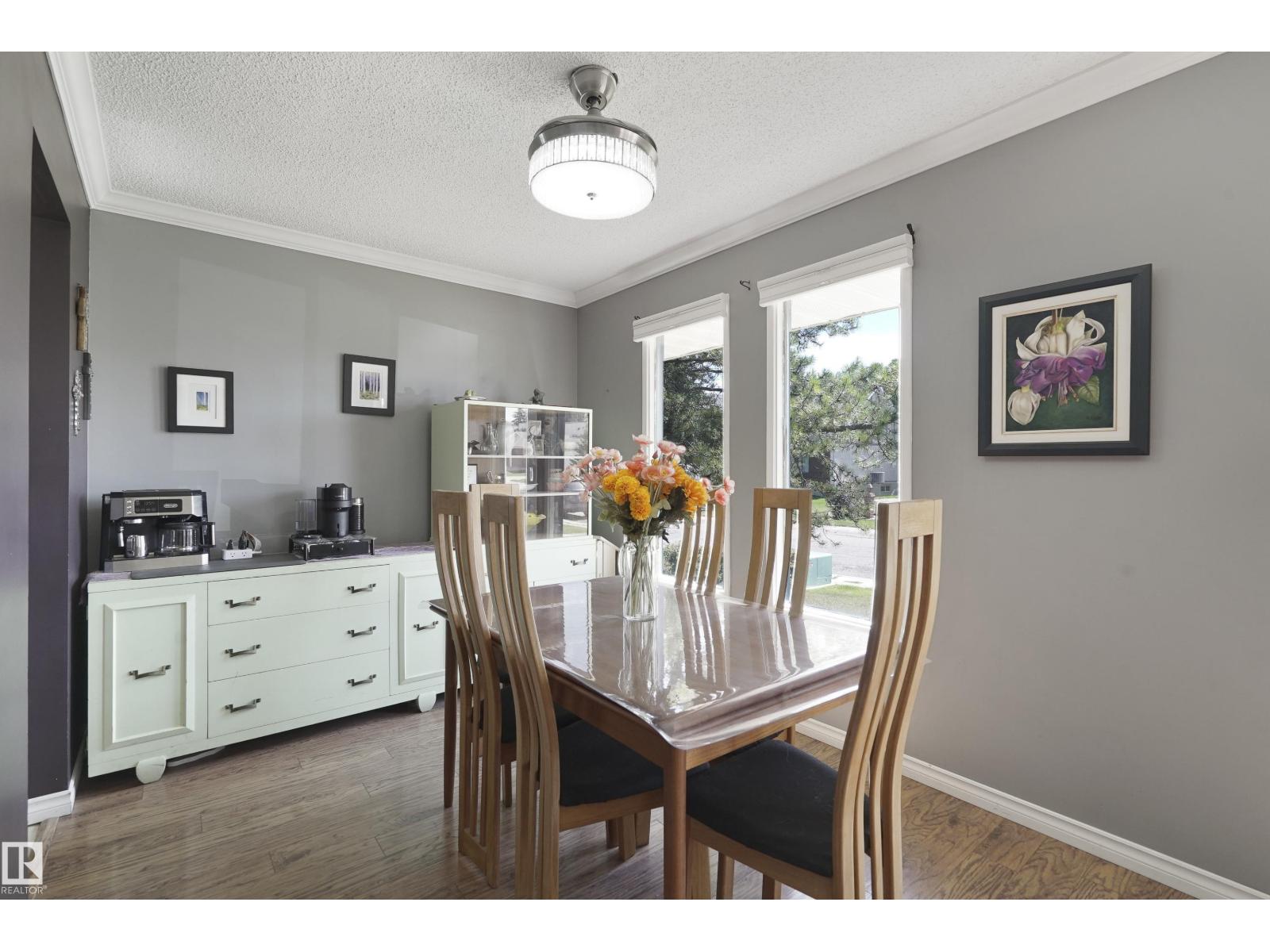 Photo 12 of 18522 99 A Av Nw, Edmonton AB
