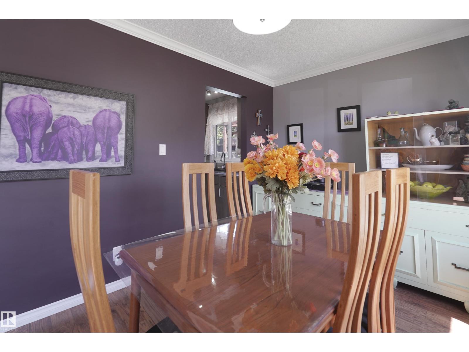 Photo 13 of 18522 99 A Av Nw, Edmonton AB