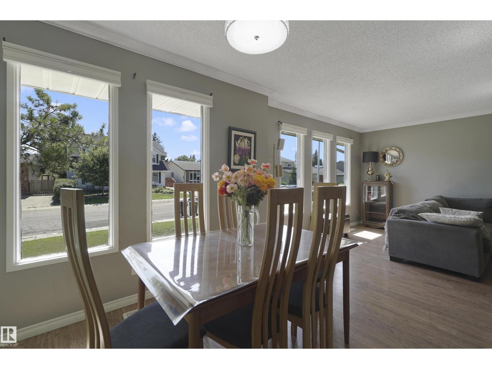 Photo 15 of 18522 99 A Av Nw, Edmonton AB