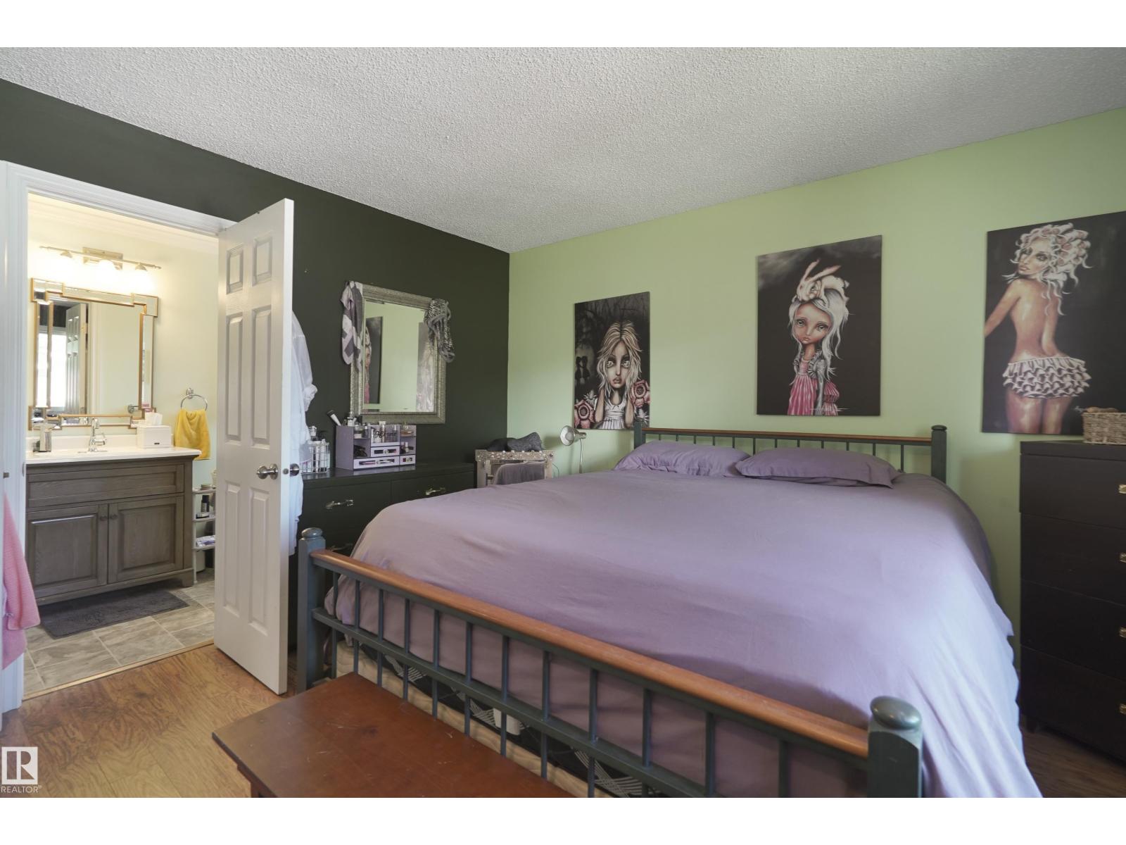Photo 17 of 18522 99 A Av Nw, Edmonton AB