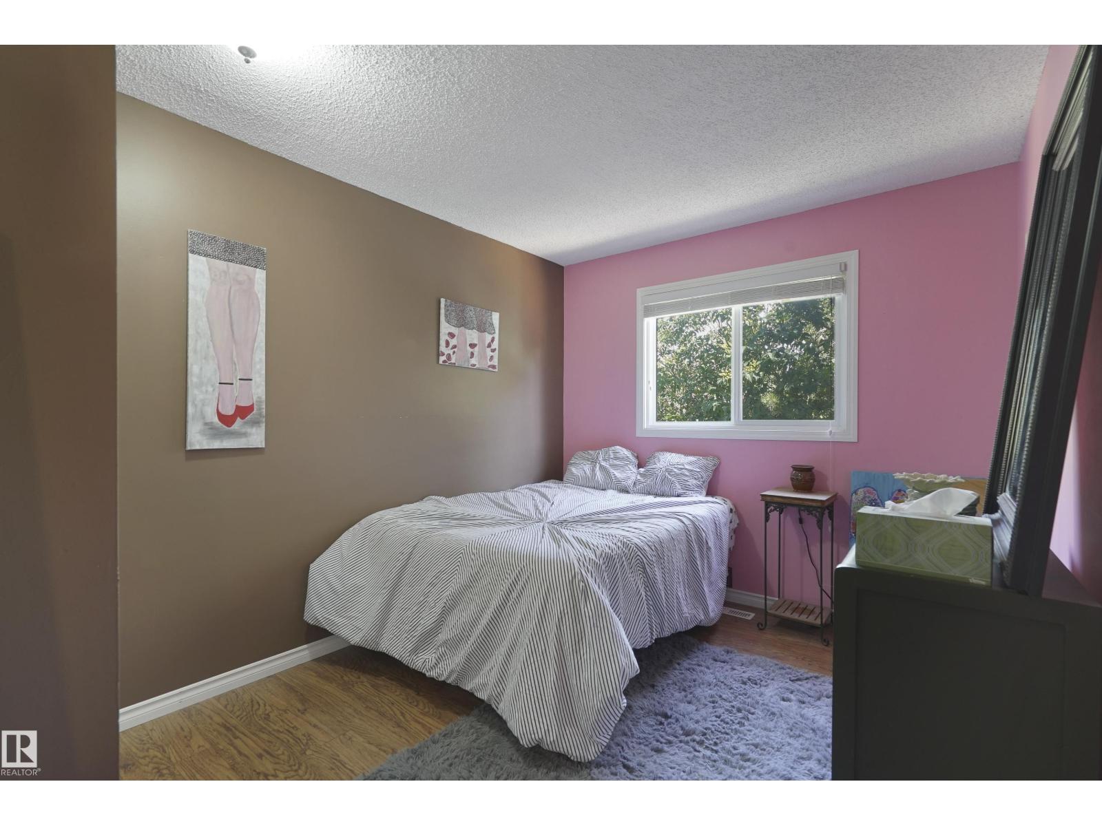 Photo 20 of 18522 99 A Av Nw, Edmonton AB