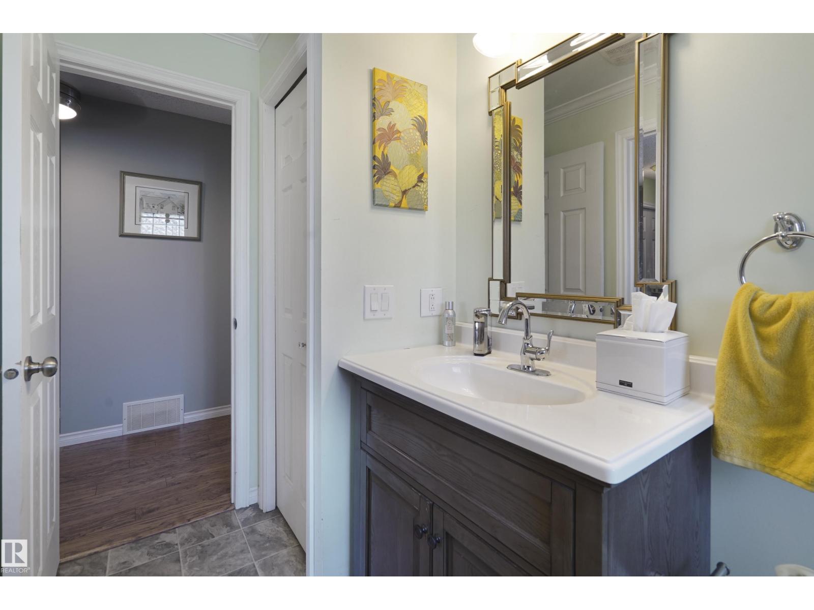 Photo 28 of 18522 99 A Av Nw, Edmonton AB