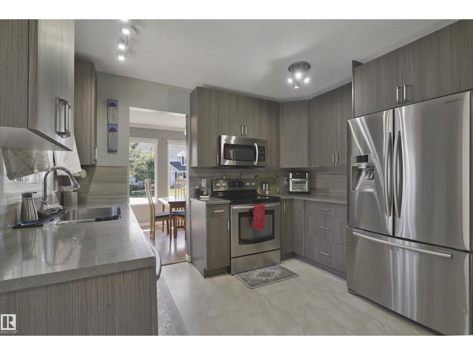 Photo 4 of 18522 99 A Av Nw, Edmonton AB