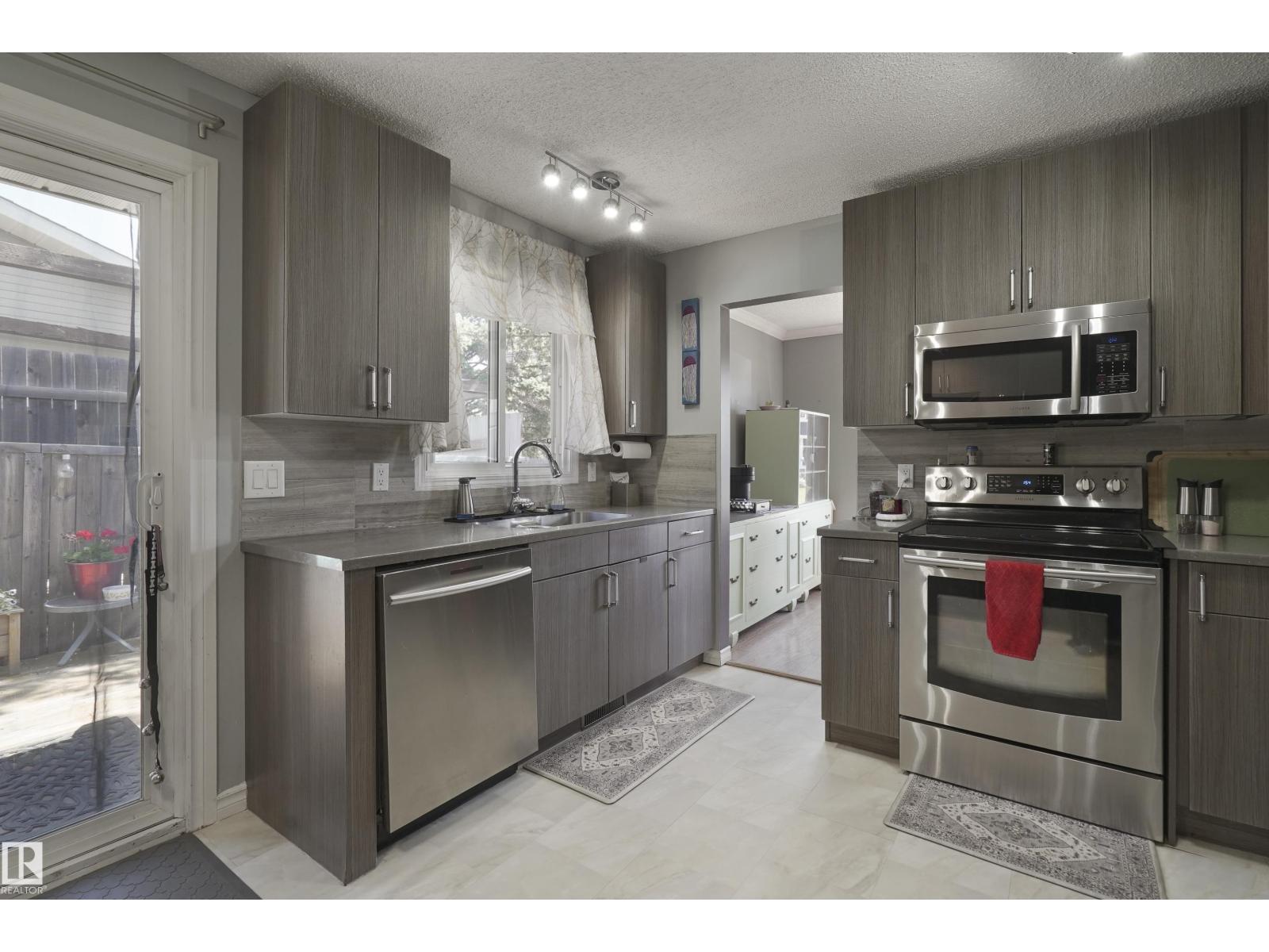 Photo 5 of 18522 99 A Av Nw, Edmonton AB
