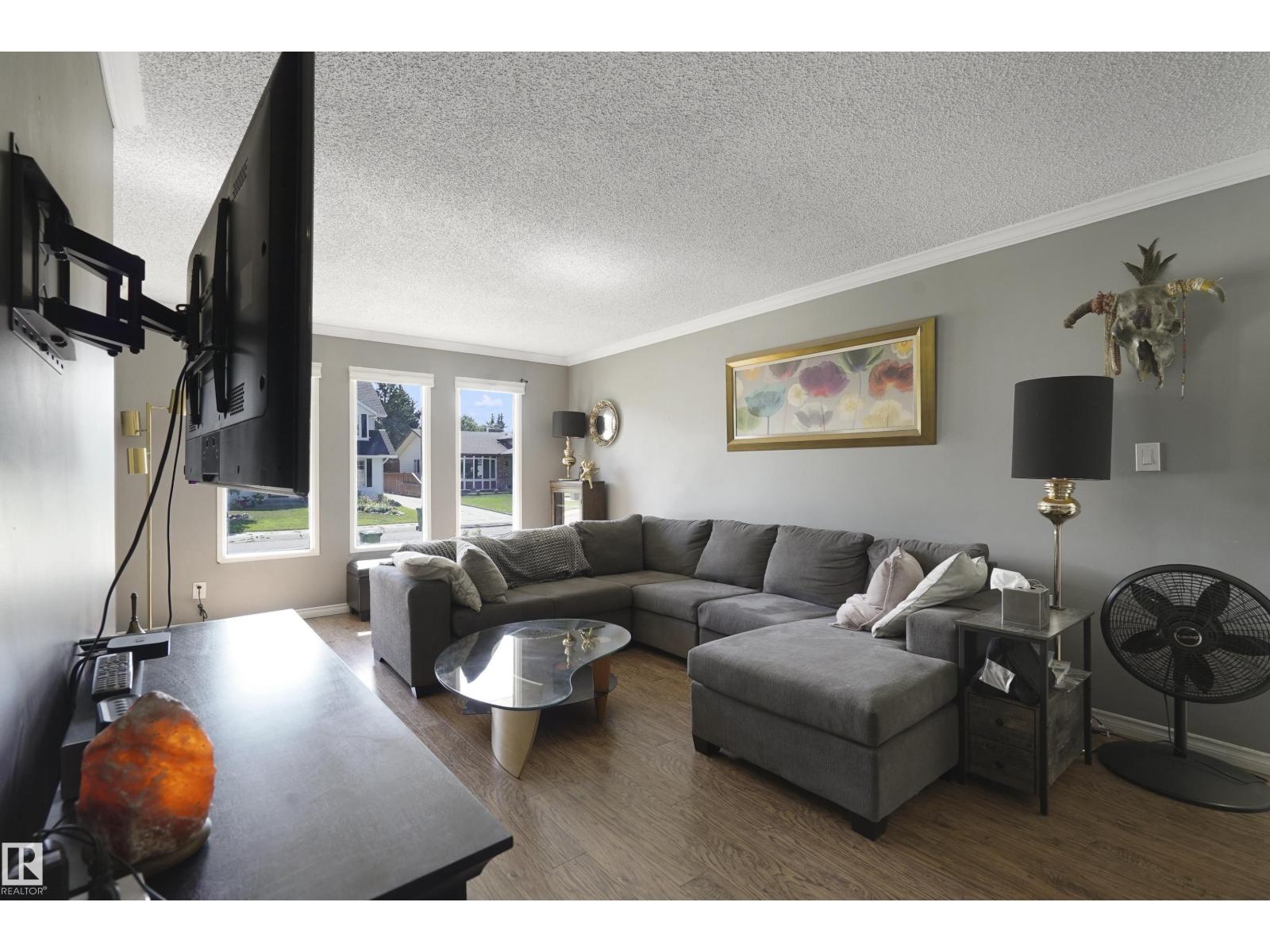 Photo 8 of 18522 99 A Av Nw, Edmonton AB