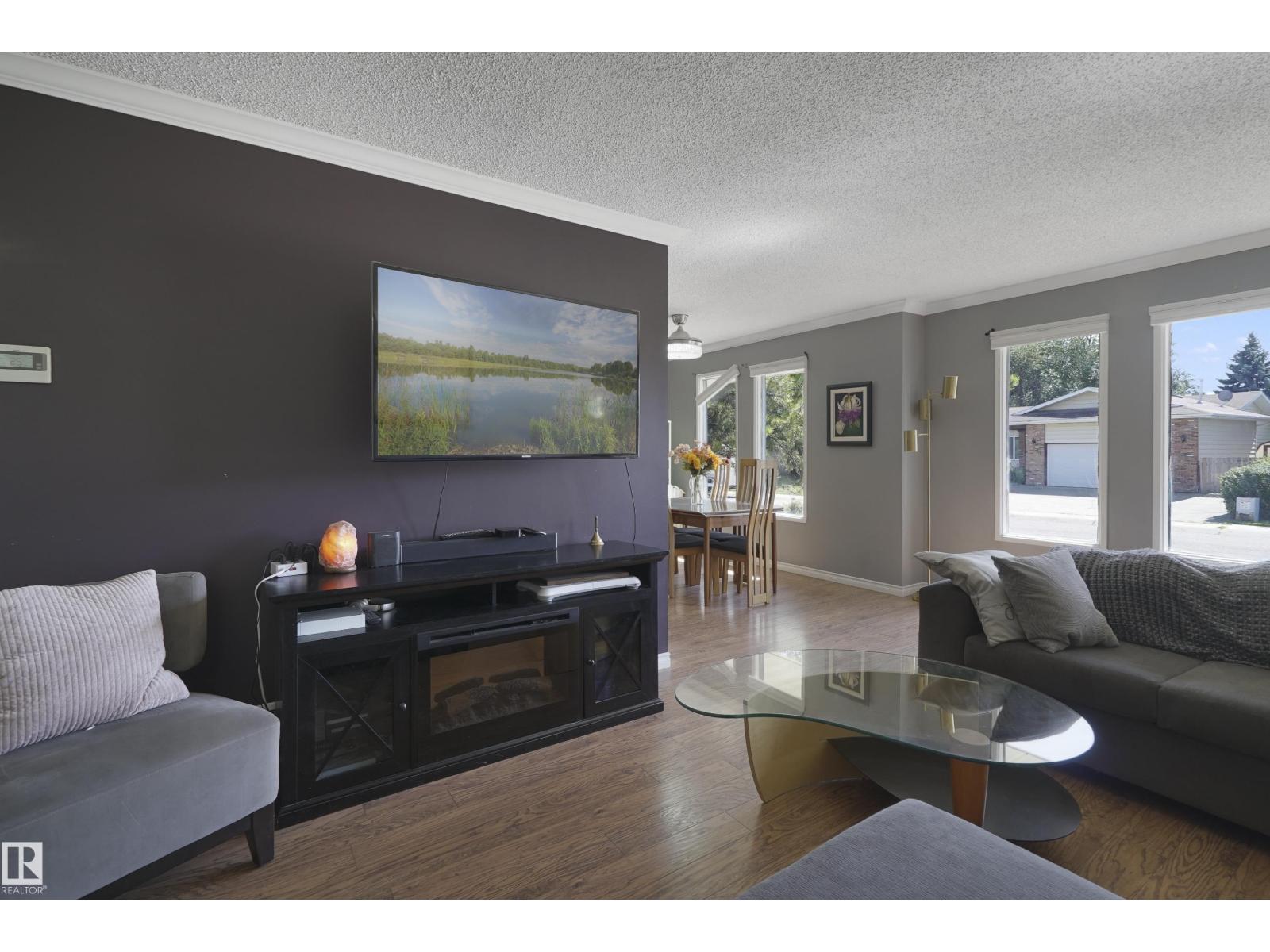 Photo 9 of 18522 99 A Av Nw, Edmonton AB