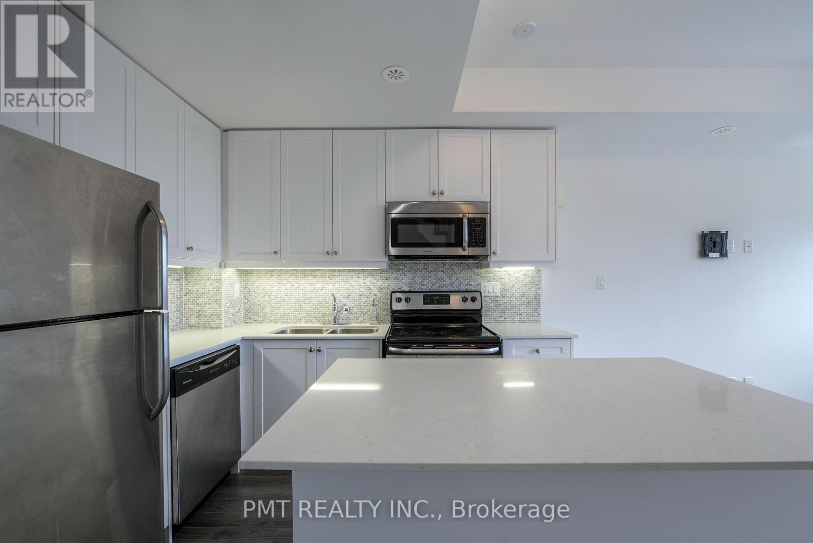 Photo 3 of Th 65 60 Winston Park Boulevard, Toronto ON