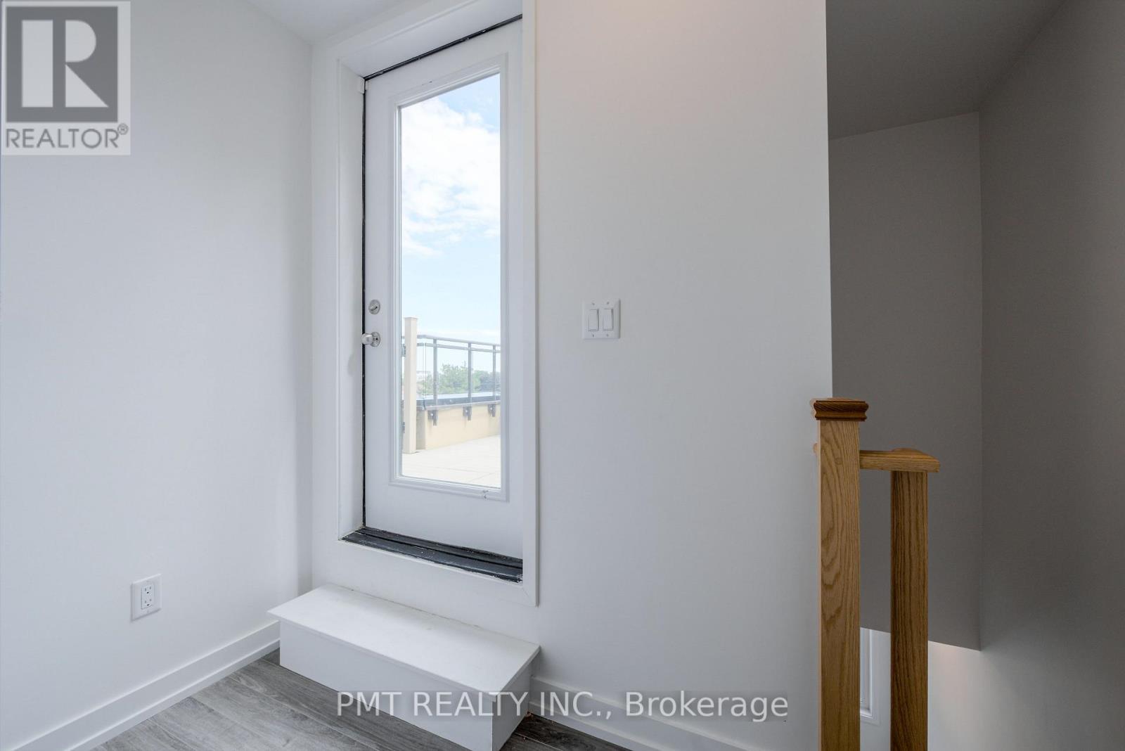 Photo 6 of Th 65 60 Winston Park Boulevard, Toronto ON