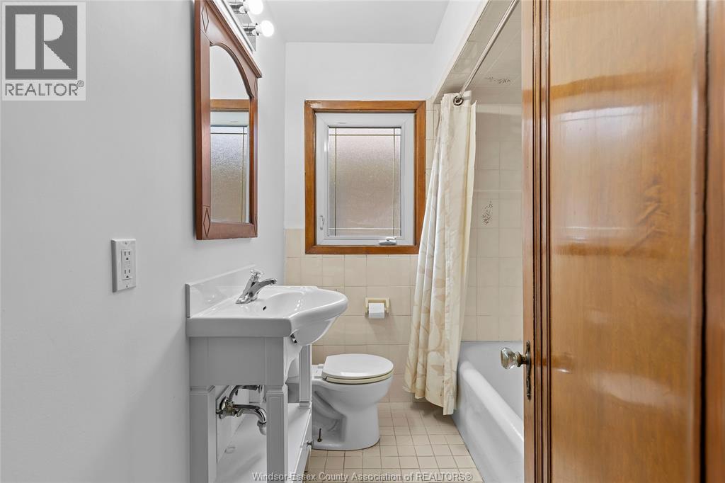 Photo 4 of 277 Villaire Avenue, Windsor ON
