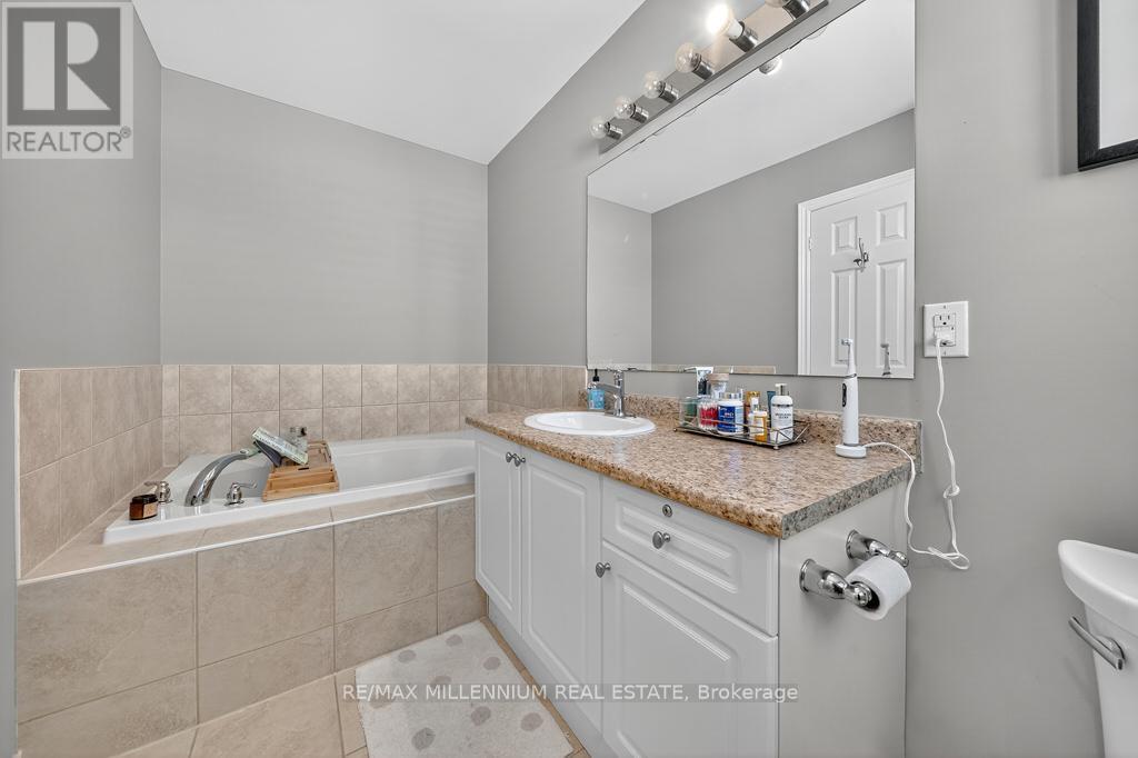 Photo 17 of 146 Harvest Hills Boulevard N, East Gwillimbury ON