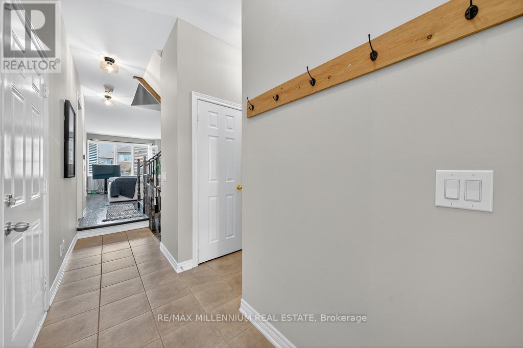 Photo 5 of 146 Harvest Hills Boulevard N, East Gwillimbury ON