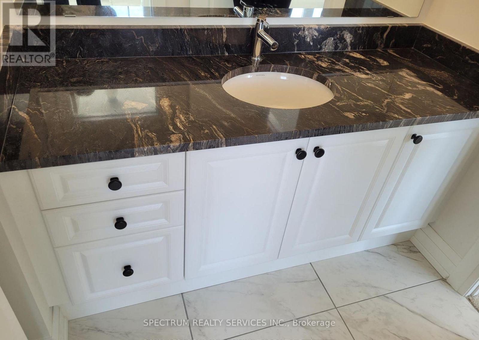 Photo 10 of 2 Lorrain Hand Crescent, Georgina ON