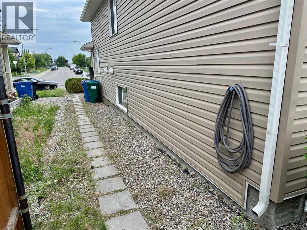 Single Family House Bi-level for Sale in  Mt Sundance Road W Sunridge Lethbridge 