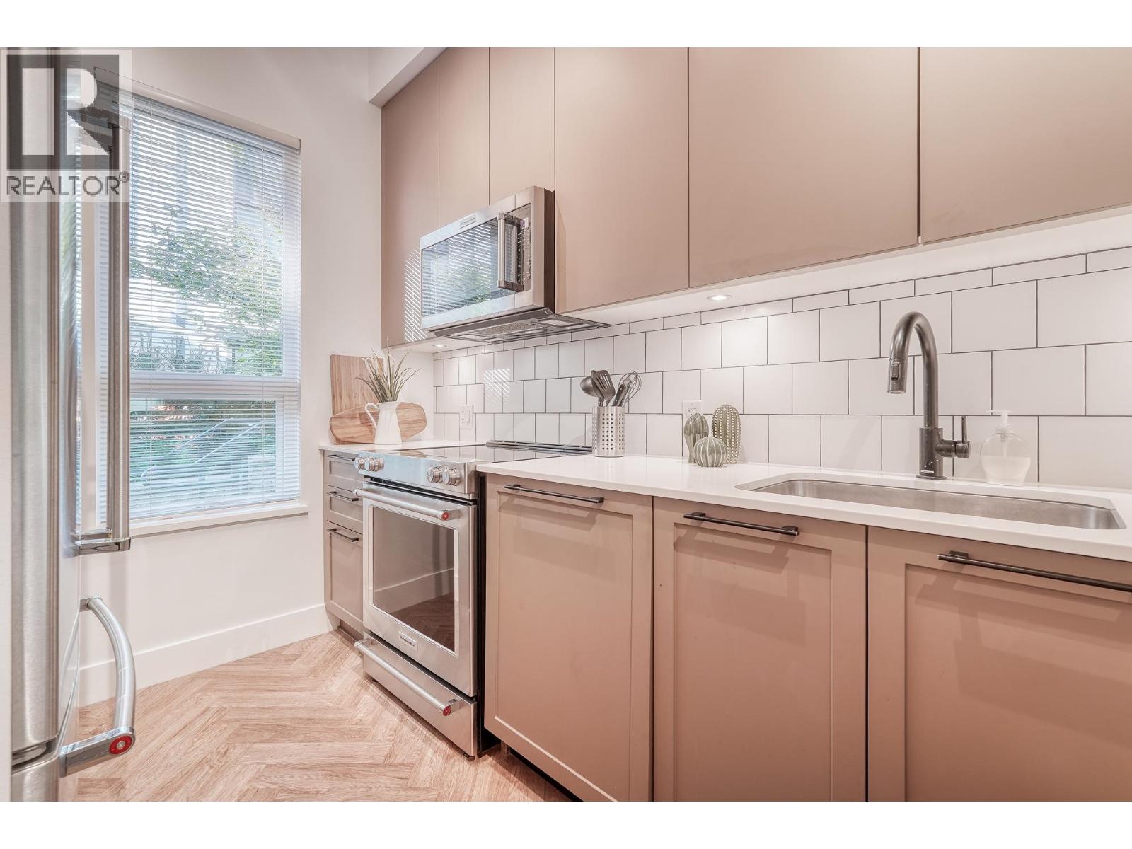 Photo 7 of 13 9735 University Crescent, Burnaby BC