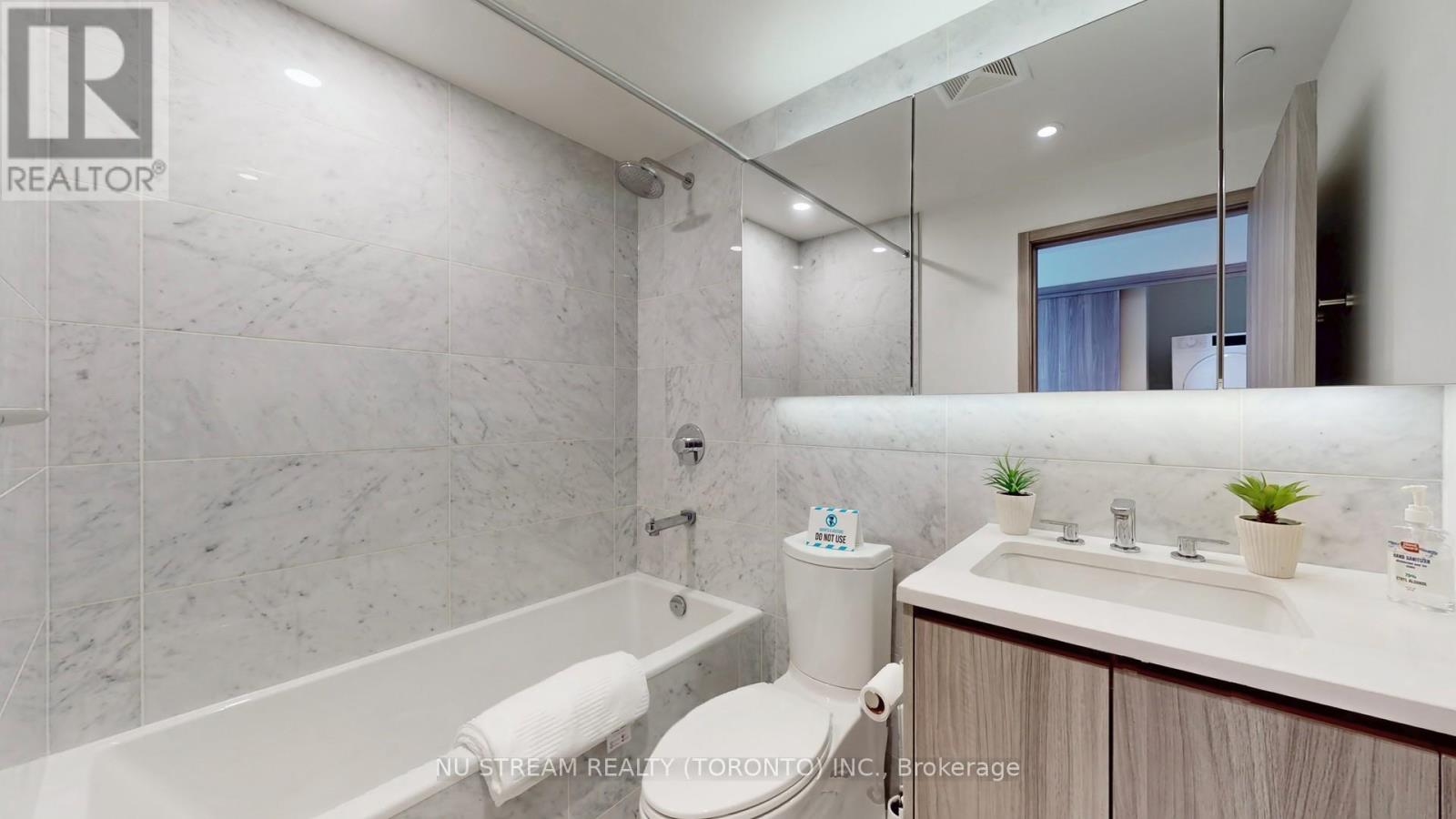 Photo 3 of 902 85 Mcmahon Drive, Toronto ON