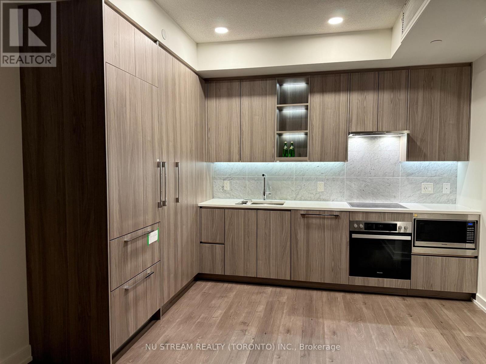 Photo 1 of 902 85 Mcmahon Drive, Toronto ON
