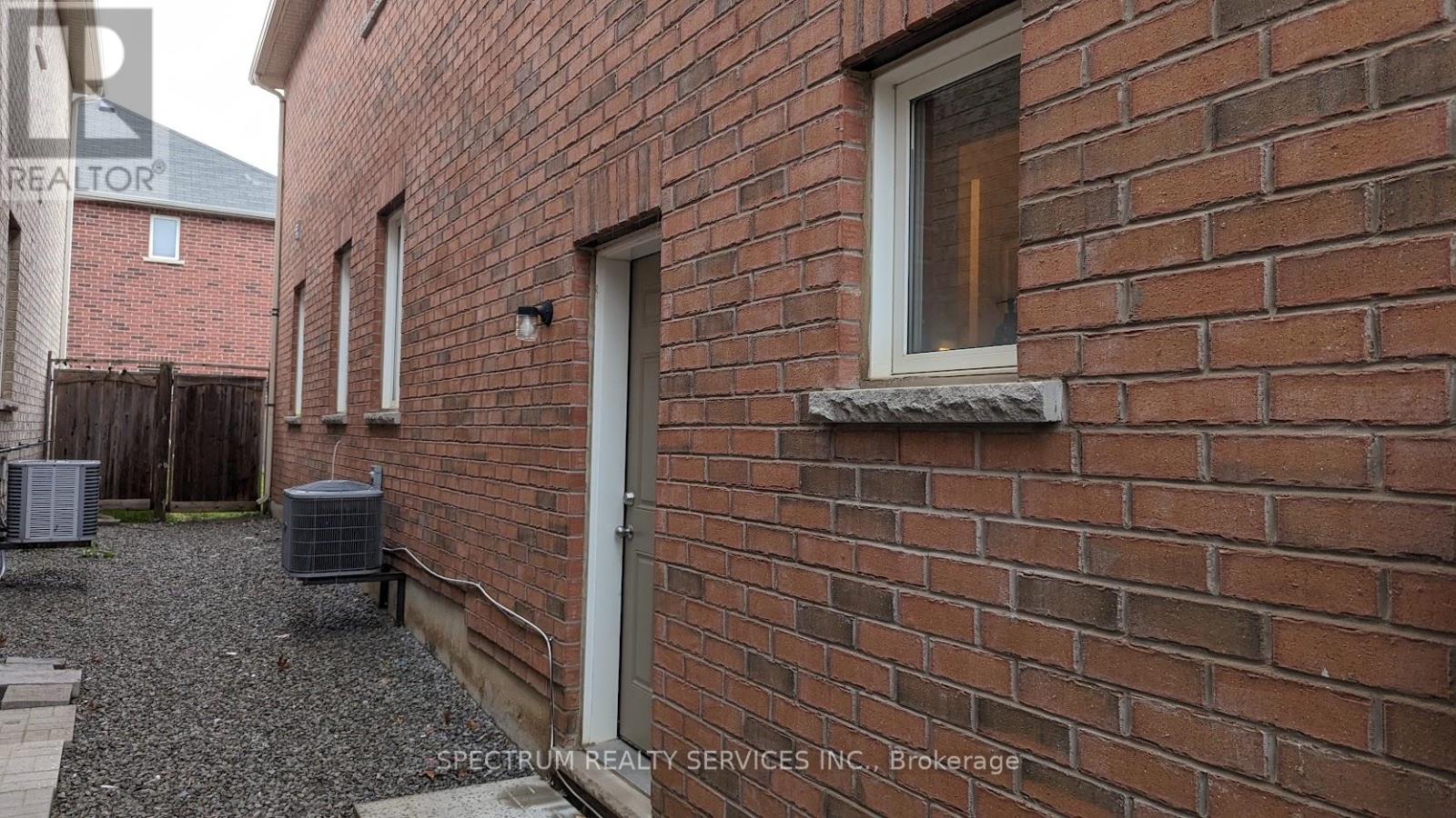 Photo 2 of 1267 Sim Place, Milton ON
