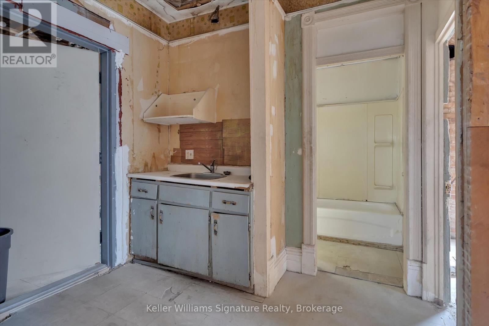 Photo 39 of 514 516 Aylmer Street N, Peterborough Central ON