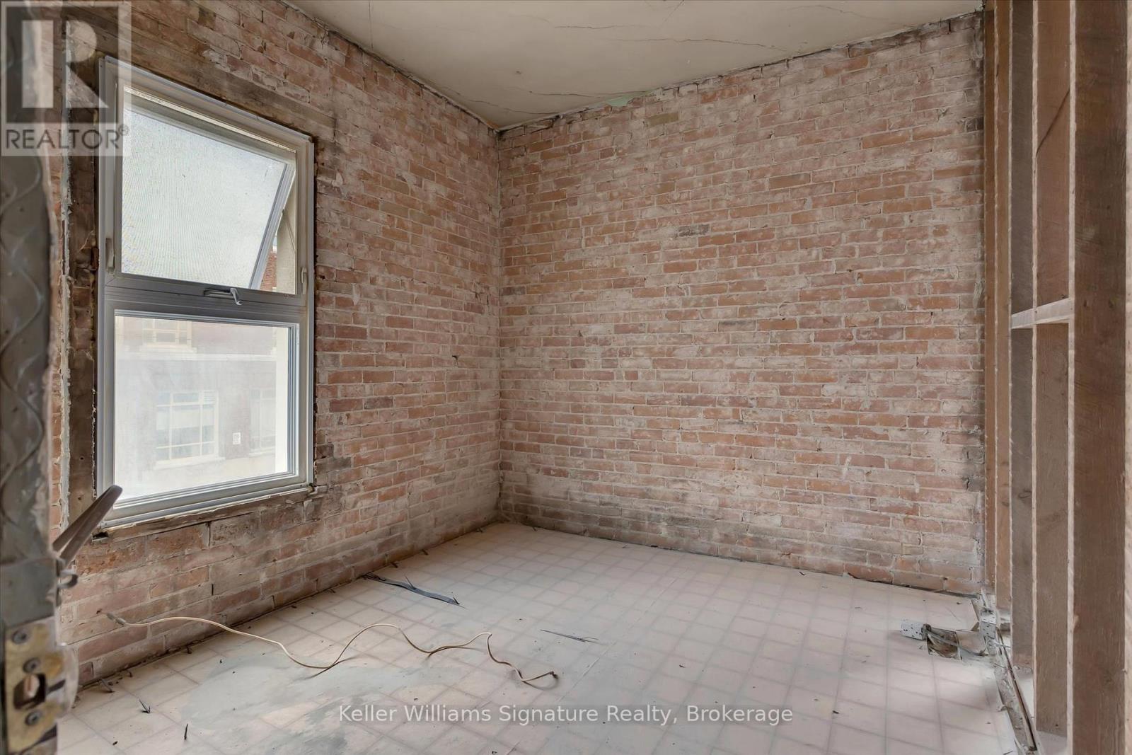 Photo 18 of 514 516 Aylmer Street N, Peterborough Central ON