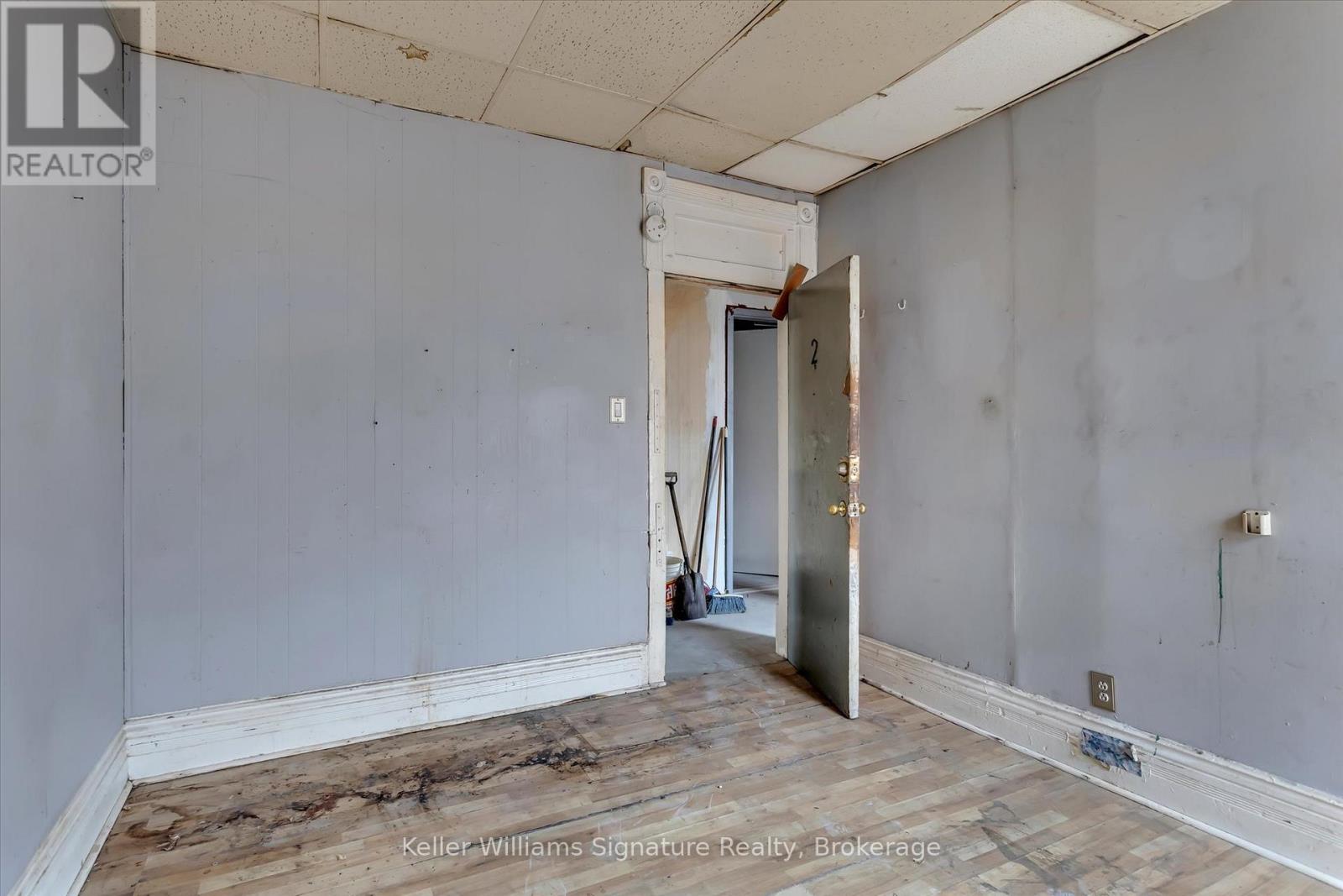 Photo 5 of 514 516 Aylmer Street N, Peterborough Central ON