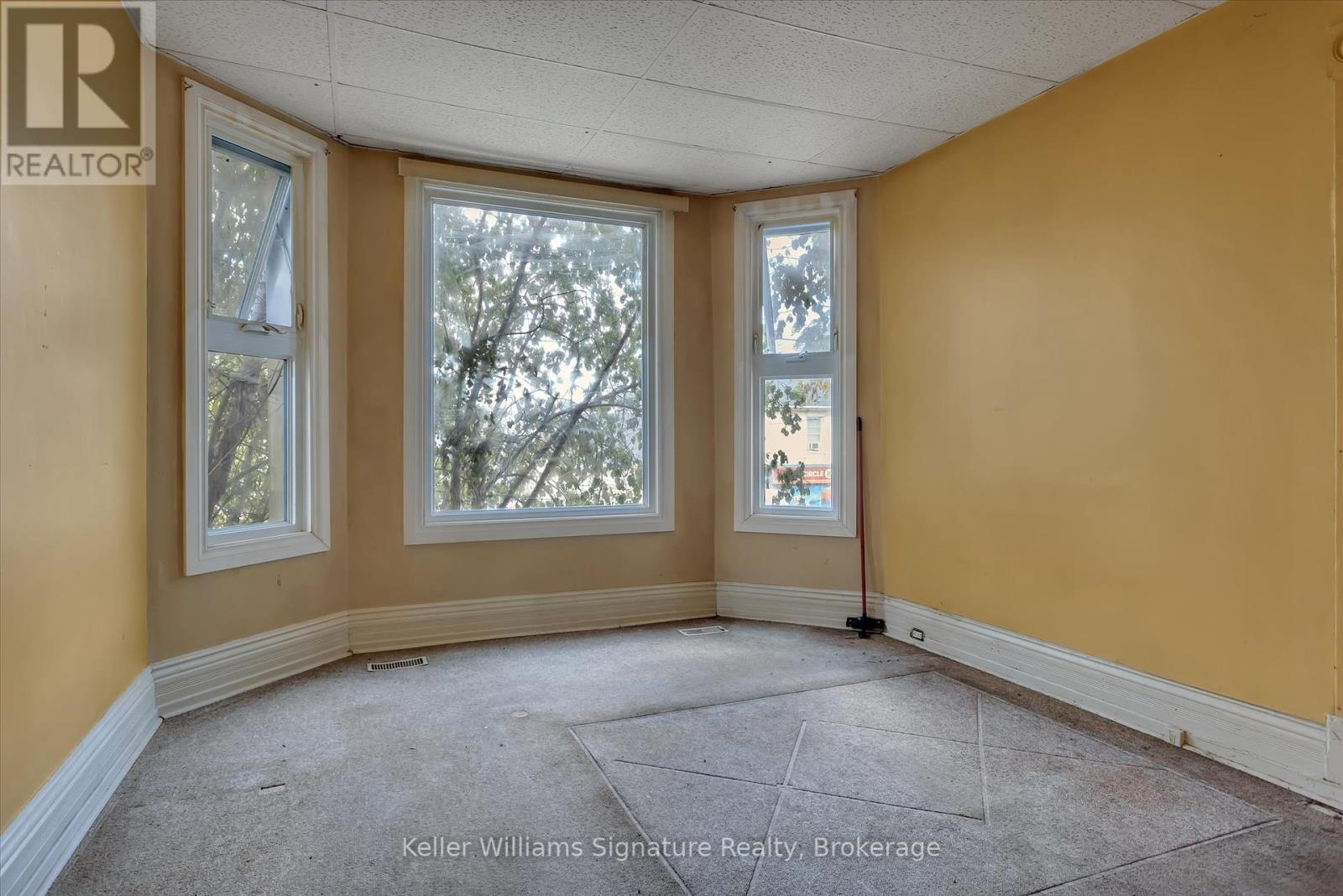 Photo 7 of 514 516 Aylmer Street N, Peterborough Central ON