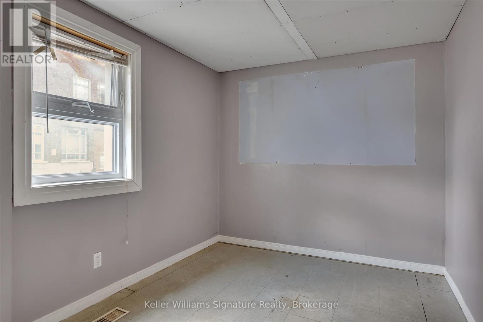 Photo 8 of 514 516 Aylmer Street N, Peterborough Central ON